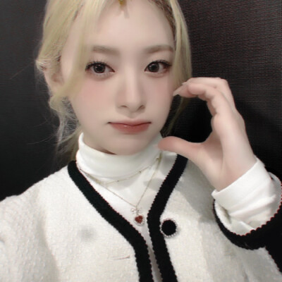 ' “一天没找你聊天了喜欢我这种沉默寡言的女孩子吗”
