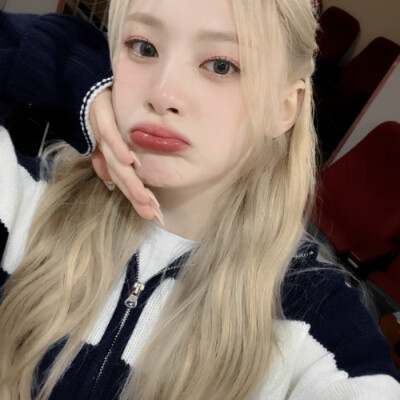 ' “一天没找你聊天了喜欢我这种沉默寡言的女孩子吗”
