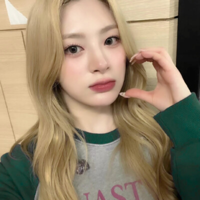 ' “一天没找你聊天了喜欢我这种沉默寡言的女孩子吗”
