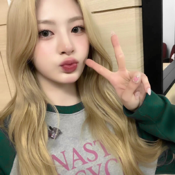 ' “一天没找你聊天了喜欢我这种沉默寡言的女孩子吗”
