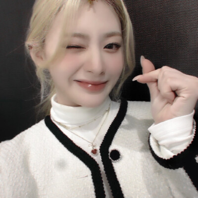 ' “一天没找你聊天了喜欢我这种沉默寡言的女孩子吗”
