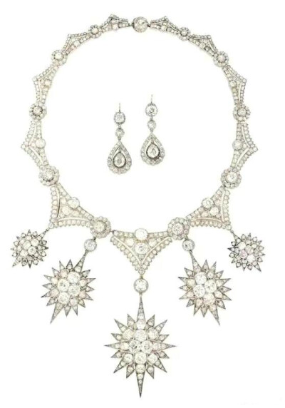 佳士得拍卖的一套维多利亚时期的星星珠宝套装，由 Collingwood& Son，在 1870 年左右设计制作。包括一顶冠冕、一条项链，一对耳坠组成，冠冕上的 9 颗星星和项链上的 5 颗星星都是可以拆卸的，并配备了胸针和耳环的…