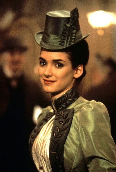 #电影# Winona Ryder 薇诺娜瑞德
1992年《惊情四百年》
绿色小礼帽套装太清新怡人了，一只误闯人间的精灵 ​​​