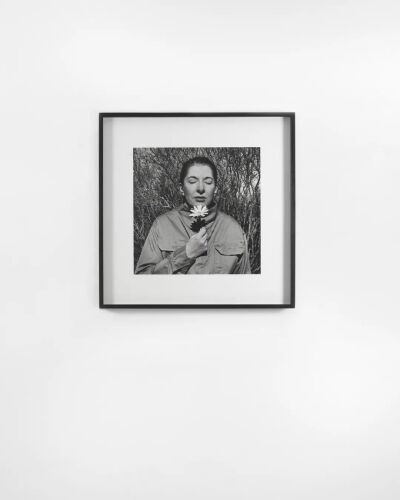 玛丽娜·阿布拉莫维奇《手执花的肖像：闭上眼帘》（PORTRAIT WITH FLOWER Closed Eyes），棉纸上黑白颜料打印，60×60cm（单幅），2009年，展出于西岸艺博会里森画廊展位 ©Marina Abramović. Courtesy Lisson Gallery