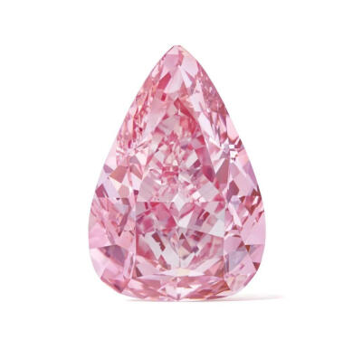 The Fortune Pink采用梨形切割，梨形切割令钻石折射光线效果更佳，透过刻面释放出天然光泽。