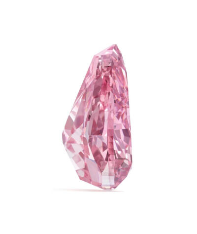 The Fortune Pink采用梨形切割，梨形切割令钻石折射光线效果更佳，透过刻面释放出天然光泽。