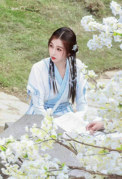 虞书欣
今天也是好可爱的欣欣子啊
