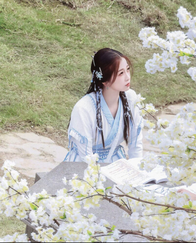 虞书欣
今天也是好可爱的欣欣子啊
