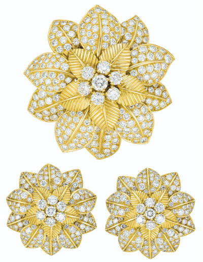  Van Cleef & Arpels 梵克雅宝 黄金套装 镶嵌圆形切割钻石，18K金，胸针4.5厘米，耳钉3厘米。成交价5万美元