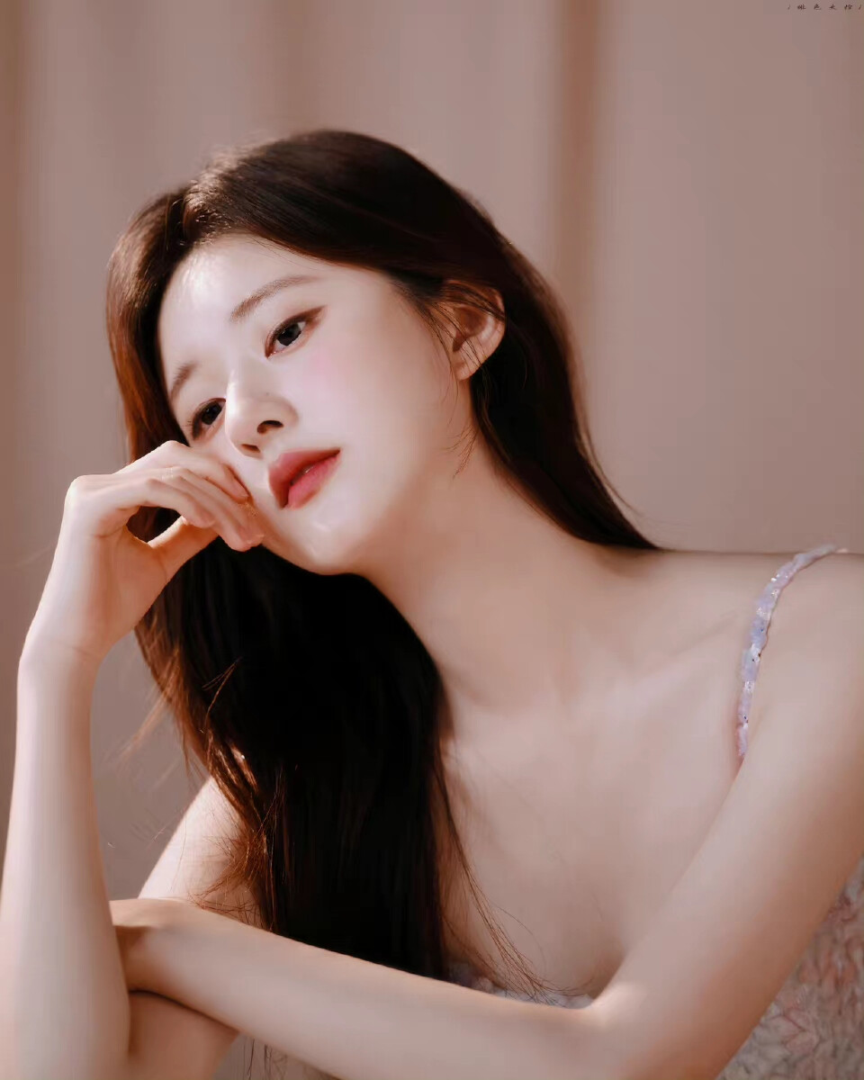 温柔rosy
生日快乐~
cr@绯色失控
#赵露思1109生日快乐# ​