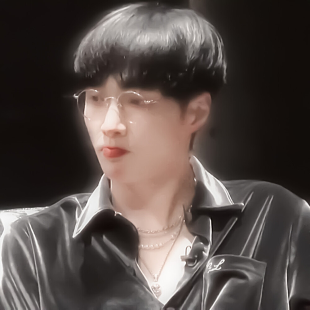 张艺兴Lay *“我为你高举爱旗，请你别做逃兵.”