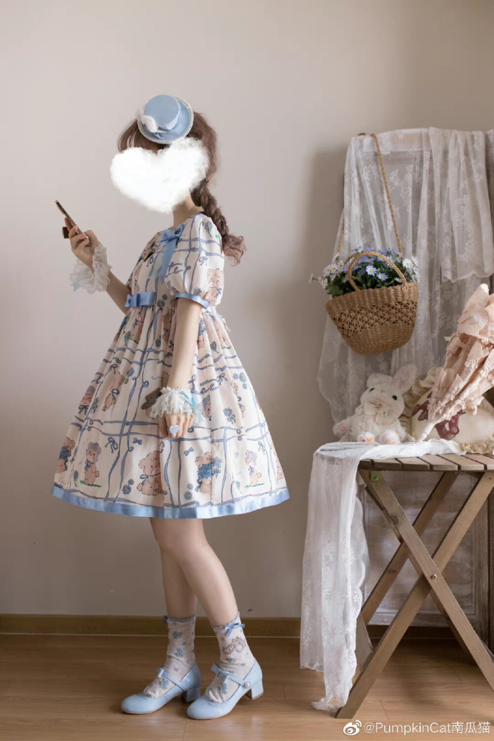mikko联名款裙裙真的好米好奶，这个蓝色真的也太可爱了吧，印花裙裙很难不心动不爱上好吗，是南瓜猫lolita家的mikko联名款