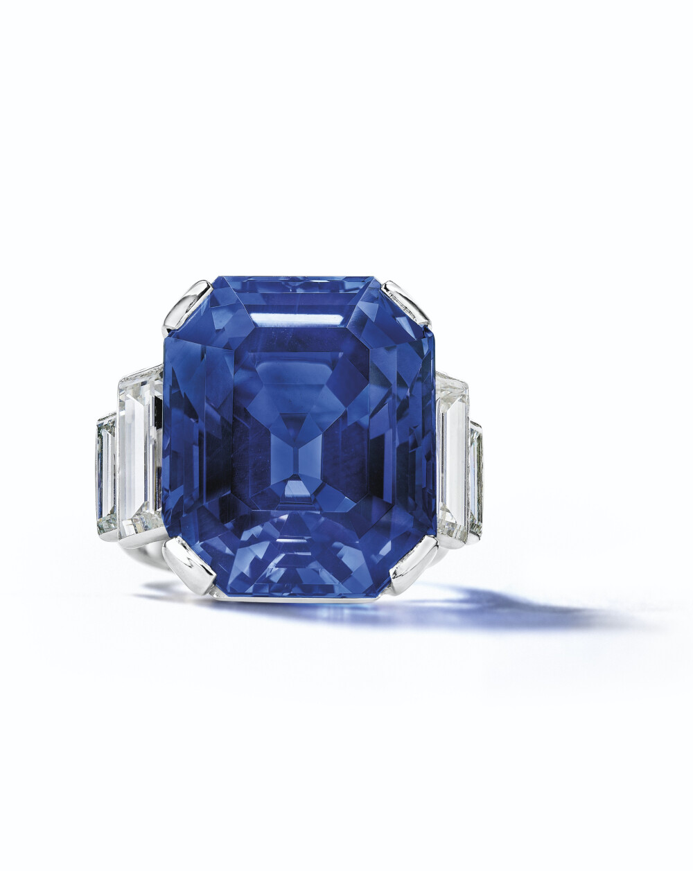 蓝宝石戒指bymauboussin主石为一颗重3095ct矩形切割蓝宝石经agl鉴定