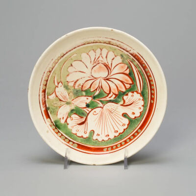 金 磁州窑红绿彩莲花纹碗
高4.1厘米，径15.8厘米美国芝加哥艺术博物馆藏（1942.535）