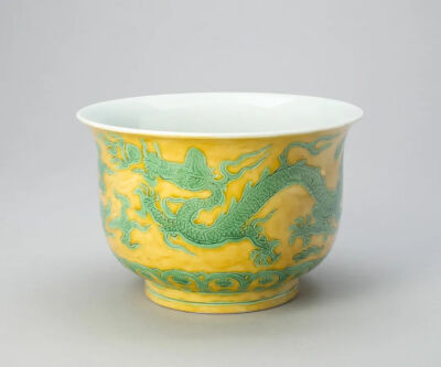 明正德 黄地绿彩赶珠龙纹碗
高9.5厘米，径15.3厘米美国芝加哥艺术博物馆藏（1951.301）