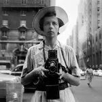 Vivian Maier (1926-2009)如今被视为美国重要的街头摄影师，她生前默默拍摄了十几万张照片，却从未对外公开展示过。