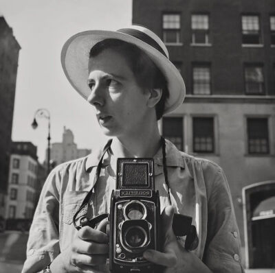 Vivian Maier (1926-2009)如今被视为美国重要的街头摄影师，她生前默默拍摄了十几万张照片，却从未对外公开展示过。