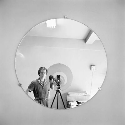 Vivian Maier (1926-2009)如今被视为美国重要的街头摄影师，她生前默默拍摄了十几万张照片，却从未对外公开展示过。