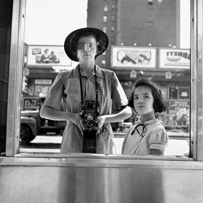 Vivian Maier (1926-2009)如今被视为美国重要的街头摄影师，她生前默默拍摄了十几万张照片，却从未对外公开展示过。
