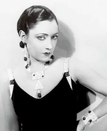 1930年代，格洛丽亚·斯旺森身着全套装饰艺术风珠宝