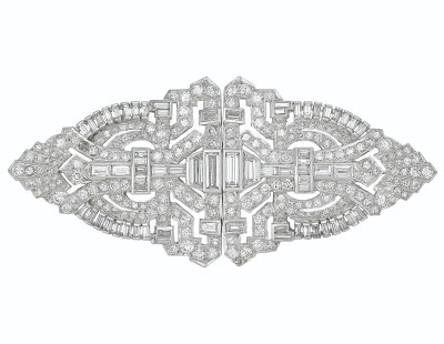  Cartier 卡地亚 钻石胸针 约1930年 镶嵌圆形、长方形和梯形钻石，铂金，具有两个别针可拆卸可作为两个夹子佩戴，约7.5厘米。成交价6.25万美元 Art Deco 装饰艺术风格