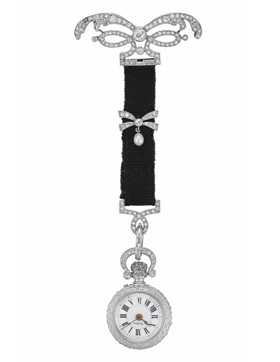 Cartier 卡地亚 珠宝怀表 约1915年 镶嵌老式和单切钻石，种子珍珠坠，黑丝绳，铂金，手动机芯，表壳宽17.90毫米，3约9厘米。成交价1.625万美元 Belle époqe 美好年代