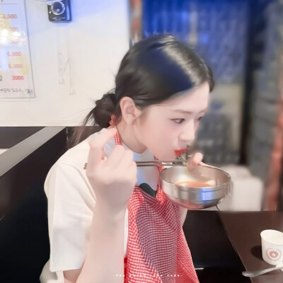 「宥 真 今 天 吃 什 么 好 捏 -ᴗ-⸝⸝ก」