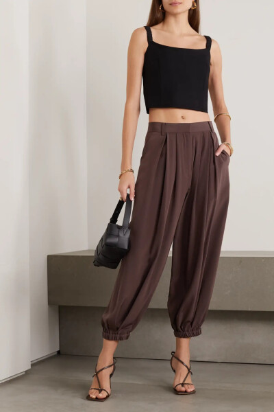 Tibi 这款长裤呈灯笼裤型，于裤脚处收窄，时髦得毫不刻意，百搭得令人惊喜。它裁自亮泽真丝，呈低调沉敛的棕色。不妨配以高跟鞋，为造型更添一分精致。