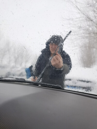 2022年的第一场大雪，去给爹爹换雪地胎，大黄在单位门口裸停了几个小时，走的时候，门把手都结冰了，难为你了，平时都是睡地库的车( ˘•ω•˘ )