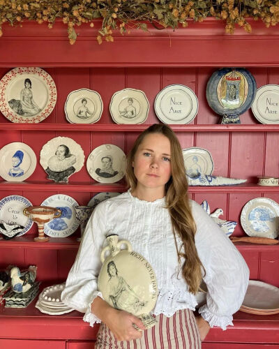 艺术家Pollyanna Johnson，
用陶瓷作为自己的画布，
将历史画作中的女性解放出来，
重新赋予她们情境和力量。
借由这些古典的油画美人，
对我们日常生活里的性别歧视
和不公待遇说“不”！
