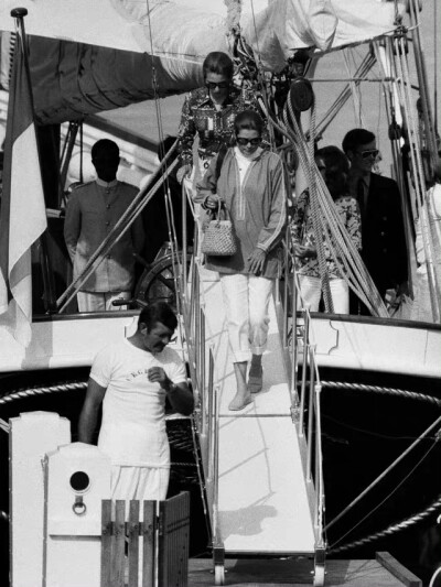 1972年6月27日，摩纳哥王妃格蕾丝凯利邀请安妮公主在家族的“塞西莉亚号”上共进午餐。 ​