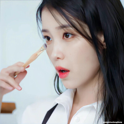 IU | 2023年台历拍摄花絮
cr:·佩佩馋俩丽body·