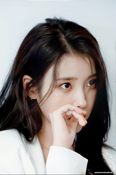 IU | 2023年台历拍摄花絮
cr:·佩佩馋俩丽body·