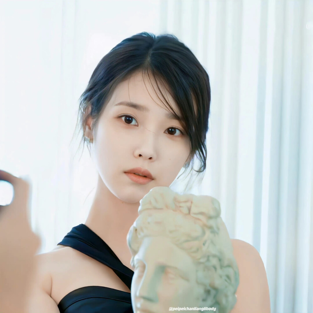 IU | 2023年台历拍摄花絮
cr:·佩佩馋俩丽body·