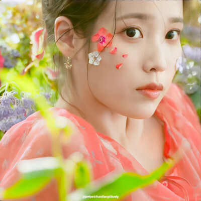 IU | 2023年台历拍摄花絮
cr:·佩佩馋俩丽body·