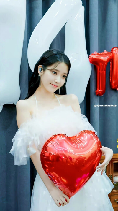 IU | IUTV
cr:·佩佩馋俩丽body·