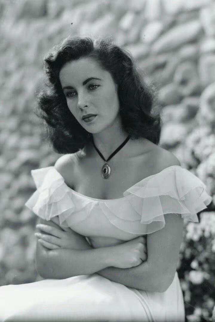  Elizabeth Taylor
