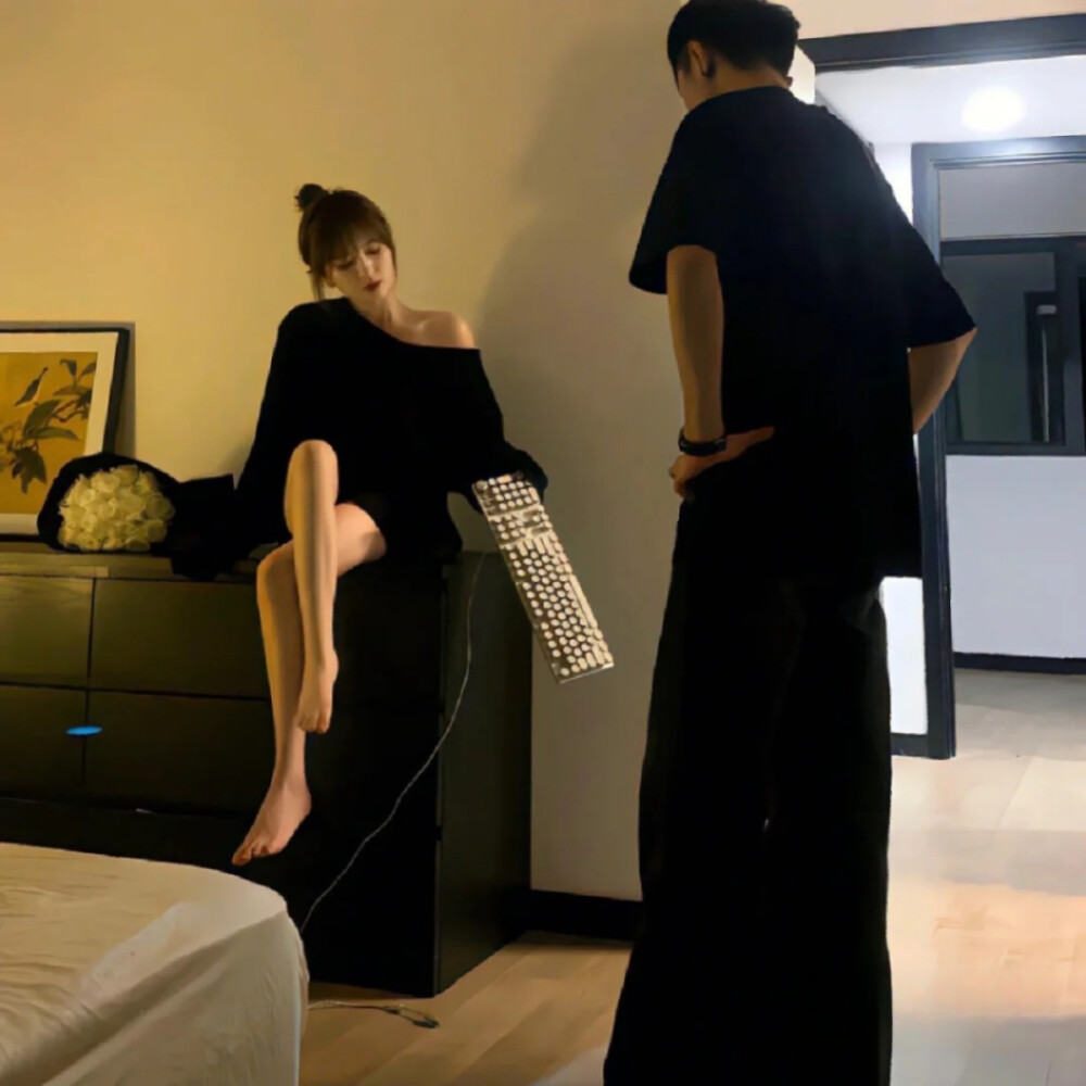 跪键盘情侣头像