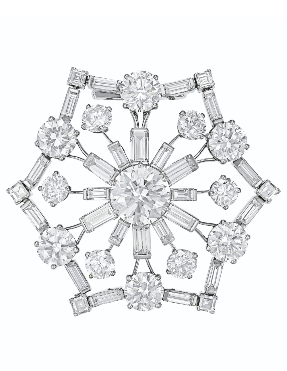 Oscar Heyman 钻石手镯 约1956年 镶嵌圆形、长方形和方形钻石，铂金，中央面板可拆卸转换为胸针，直径6.5厘米。成交价8.125万美元