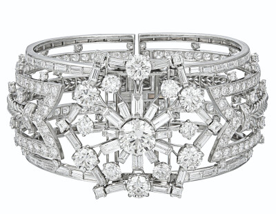 Oscar Heyman 钻石手镯 约1956年 镶嵌圆形、长方形和方形钻石，铂金，中央面板可拆卸转换为胸针，直径6.5厘米。成交价8.125万美元