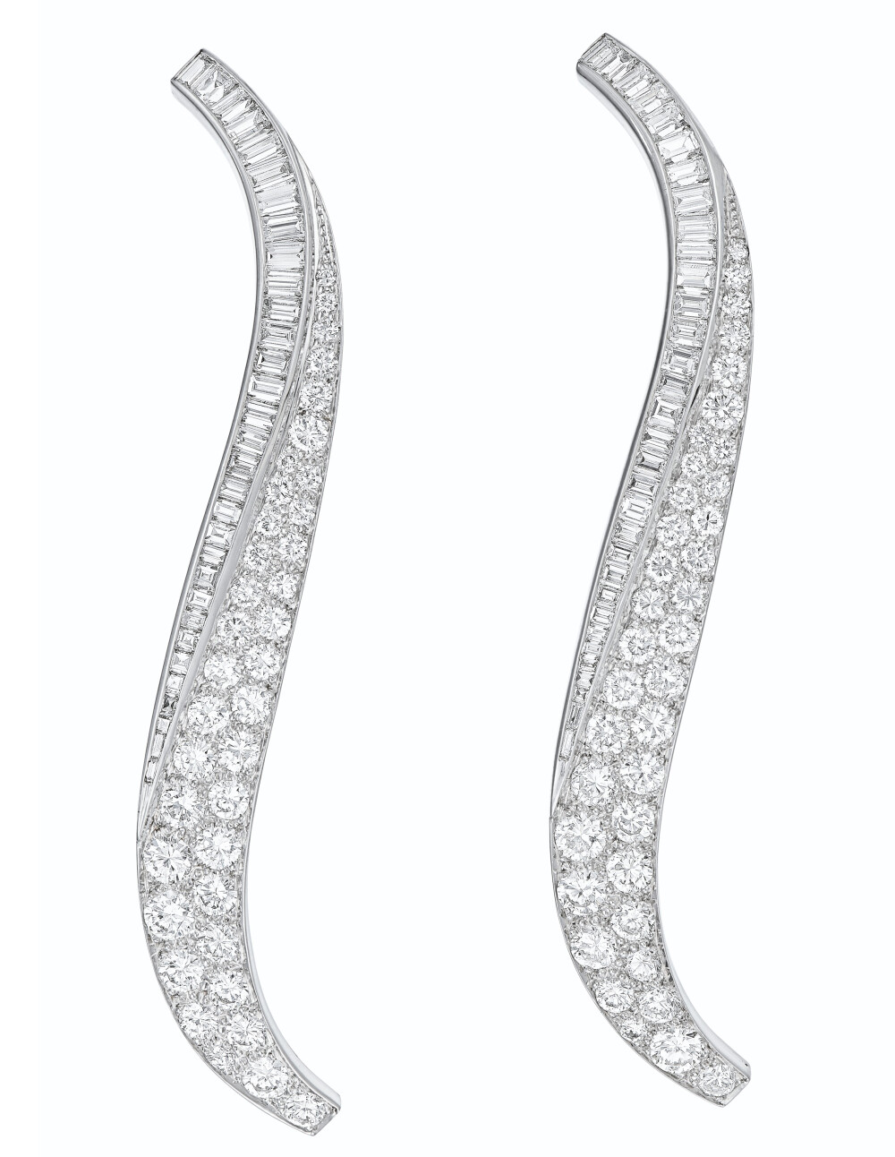  Van Cleef & Arpels 梵克雅宝 钻石胸针 镶嵌圆形切割和长方形切割钻石，每个约7.5厘米。成交价3万美元 FLAME 火焰