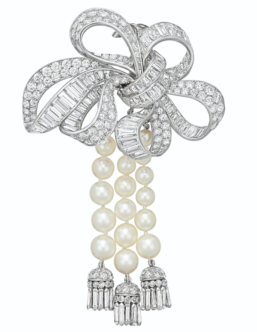 Van Cleef & Arpels 梵克雅宝 钻石珍珠胸针 镶嵌圆形、长方形和锥形长方形切割钻石，养殖珍珠，铂金和18K白金，约5.5厘米。成交价6.25万美元