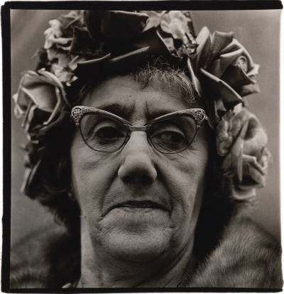 黛安·阿巴斯《Woman in a rose hat, N.Y.C. 1966》，展出于“剧变：重现黛安·阿巴斯1972年回顾展”，David Zwirner，纽约 ©The Estate of Diane Arbus