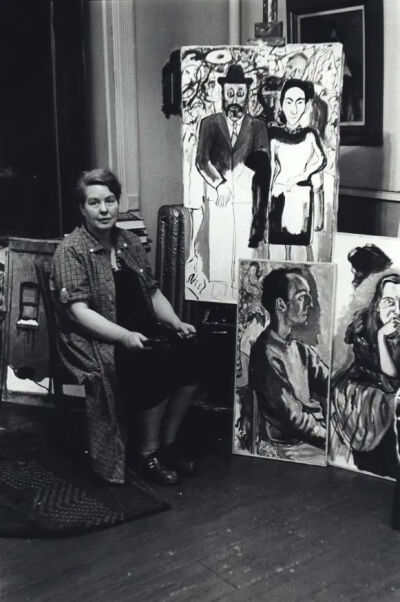 爱丽丝·尼尔在她位于西裔哈林区东108街21号的公寓，照片中的作品包括（从左至右）：《窗上的布条》（1959）、《米尔顿·雷斯尼克和帕特·帕斯洛夫》（1960）、《弗兰克·奥哈拉 1号》（1960）以及《诗人马克·麦克洛斯基…