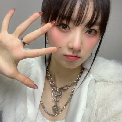朴莳恩
Minnie
李珠贤
李宥姃