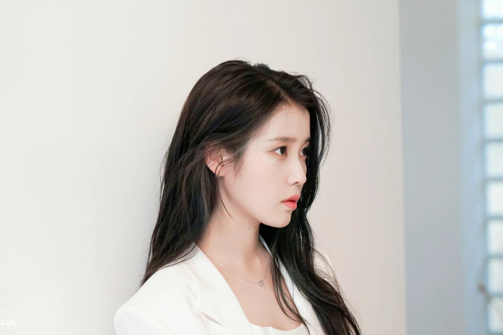 IU | 台历花絮图
cr:__南宫_