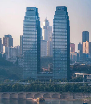 我念旧，念的是那时候的他们眼里的光，念的是那时候的他们朝着梦想的渴望，念的是专属那个时期的少年气，念的是那个时候他们是一群人，同时也是一个人。这些现在也有，但不太一样了，人都要长大，但我永远珍藏那段抬头就有光的日子