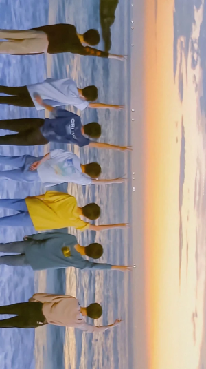 我念旧，念的是那时候的他们眼里的光，念的是那时候的他们朝着梦想的渴望，念的是专属那个时期的少年气，念的是那个时候他们是一群人，同时也是一个人。这些现在也有，但不太一样了，人都要长大，但我永远珍藏那段抬头就有光的日子