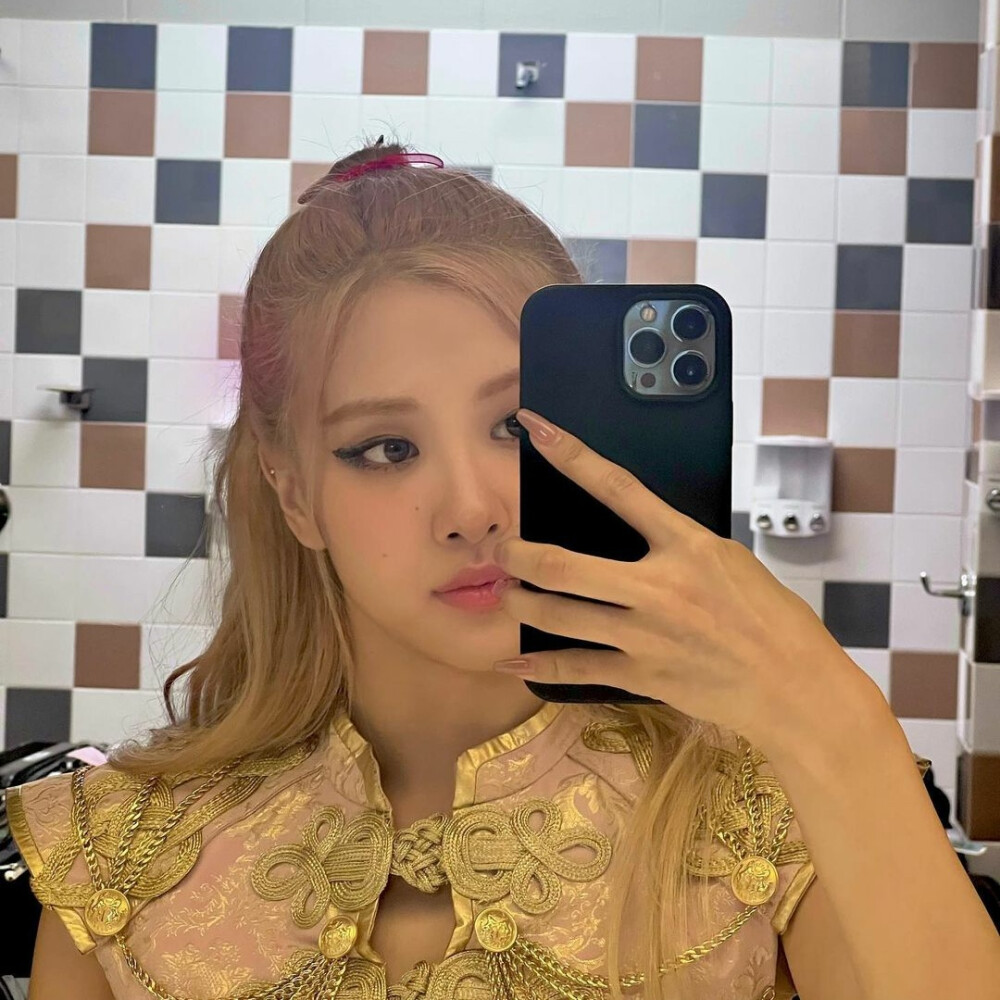 jisoo 朴彩英 金秋天