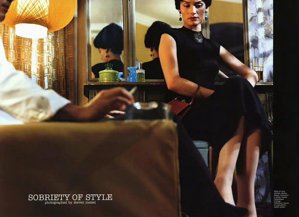 Vogue Italia October 2001 “Sobriety of Style”主题
模特: Amber Valletta
摄影: 梅叔Steven Meisel
weibo@一只特立独行的门外人